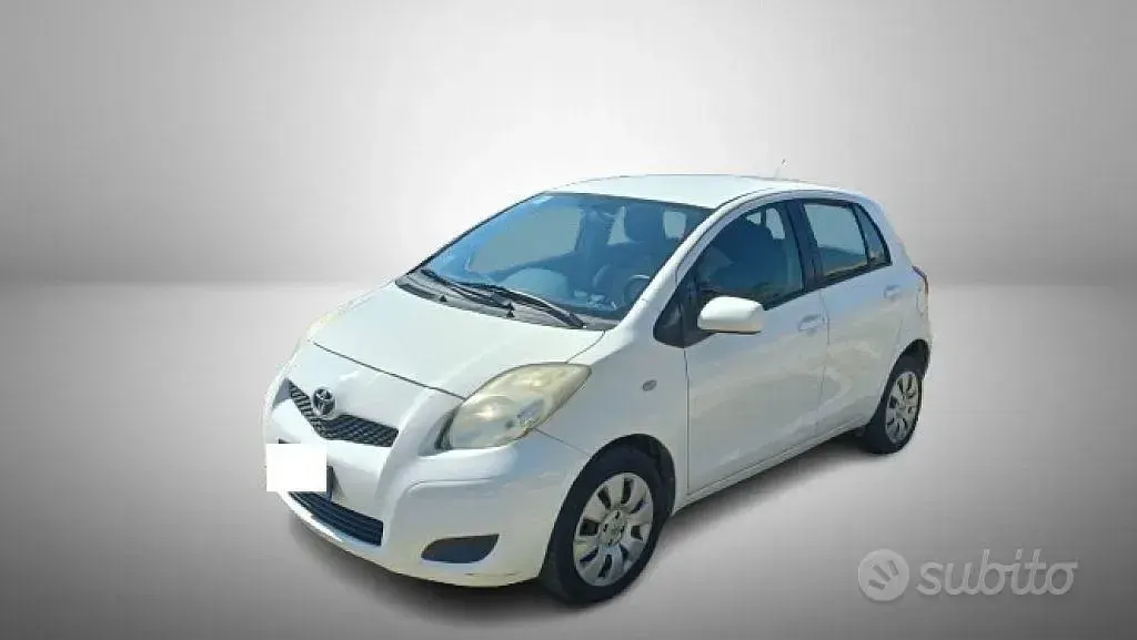 Usata Toyota Yaris 69 CV (50 kW) 2009 Bianco Utilitaria