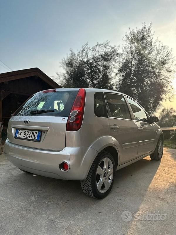 Usata Ford Fiesta 2007 Grigio Utilitaria