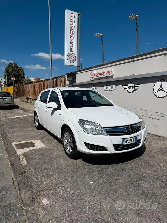 Usata Opel Astra Enjoy 88 CV (64 kW) 2010 Bianco Berlina