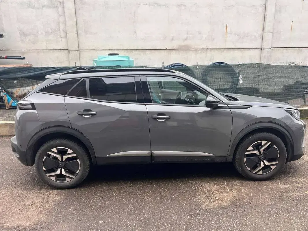 Usata Peugeot 2008 Allure 101 CV (74 kW) 2024 Grigio SUV