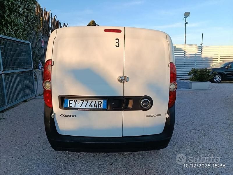 Begagnad Opel Combo 90 HK (66 kW) 2015 Vit Minibuss