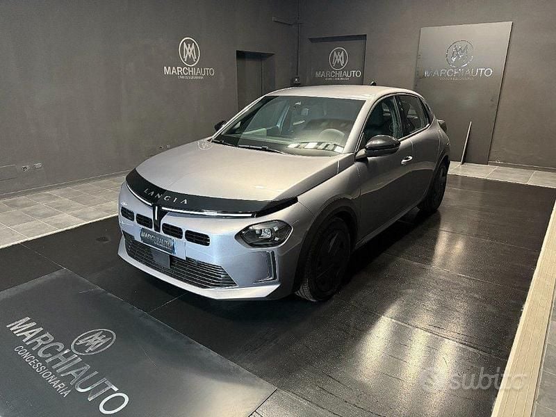 Usata Lancia Ypsilon 101 CV (74 kW) 2024 Grigio Utilitaria