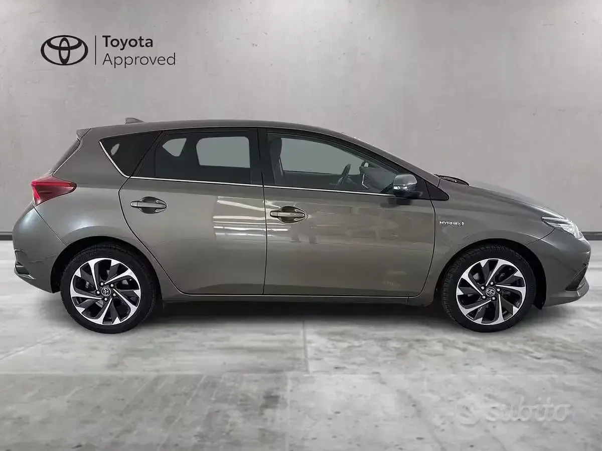 Usata Toyota Auris Hybrid Lounge 99 CV (72 kW) 2016 Grigio Berlina