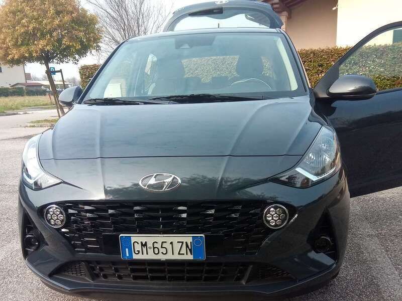 Grigio Usata 2023 Hyundai i10 Due volumi | 10.700 € (Ottimo prezzo) - Immagine 1/4
