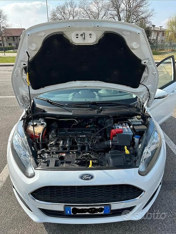 Usata Ford Fiesta 60 CV (44 kW) 2016 Bianco Utilitaria