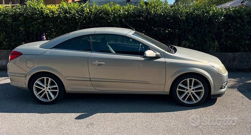 Usata Opel Astra Cabriolet 150 CV (110 kW) 2007 Cabrio