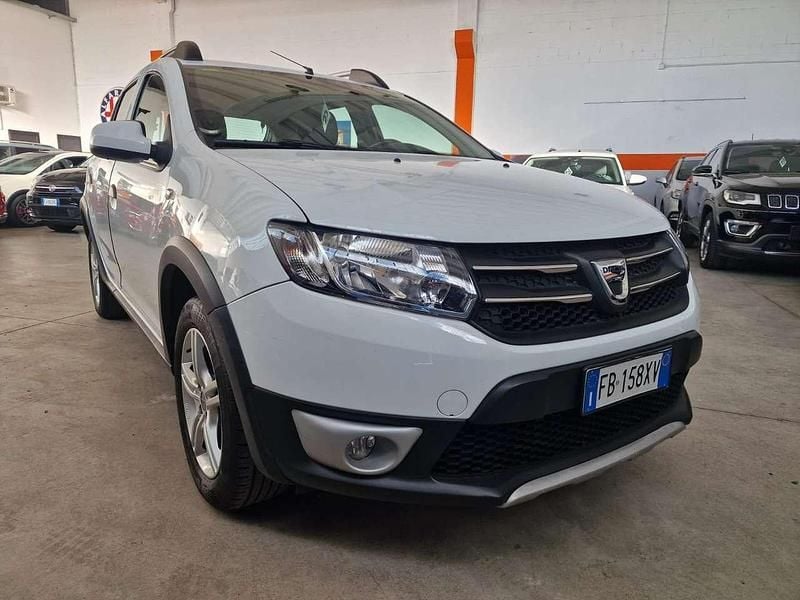 Bianco Usata 2015 Dacia Sandero Prestige Tre volumi | 7900 € (Buon prezzo) - Immagine 1/4
