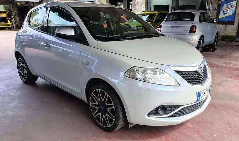 Usata Lancia Ypsilon 69 CV (50 kW) 2017 Blu/azzurro Utilitaria