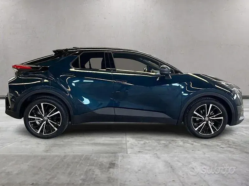 Usata Toyota C-HR Lounge 140 CV (102 kW) 2024 Blu SUV