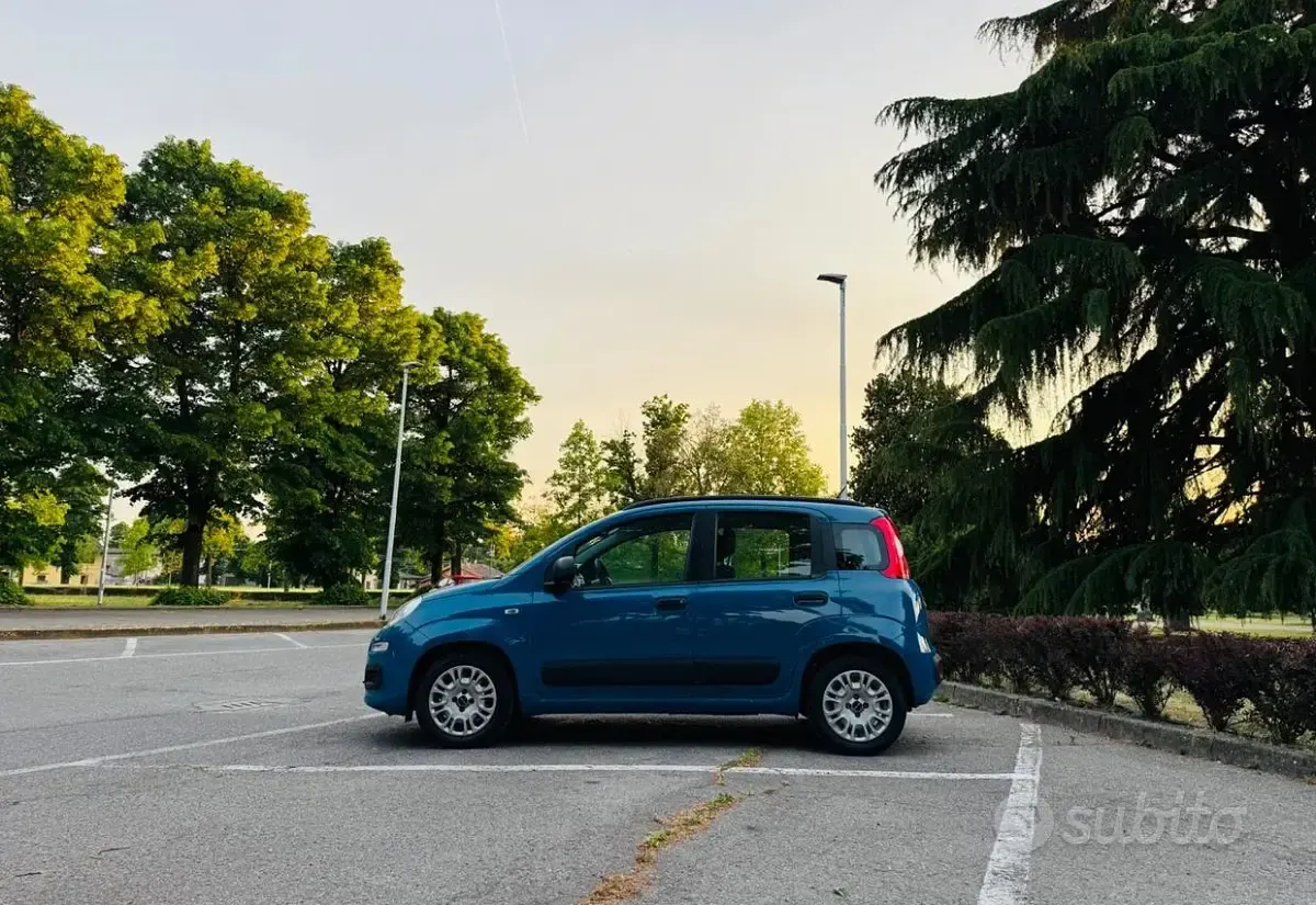Usata Fiat Panda Lounge 69 CV (50 kW) 2014 Blu Utilitaria