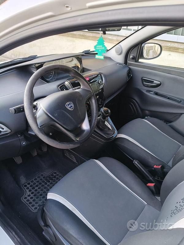 Usata Lancia Ypsilon 69 CV (50 kW) 2015 Bianco Utilitaria