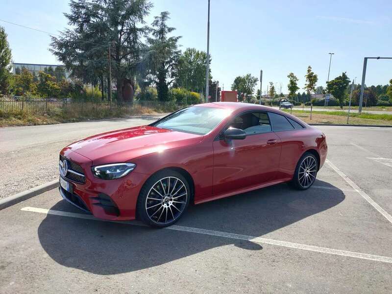 Rosso Usata 2021 Mercedes E300 Premium Coupé | 47.900 € (Buon prezzo) - Immagine 1/4