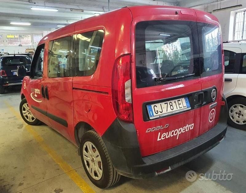 Usata Fiat Doblò Easy 90 CV (66 kW) 2022 Rosso Monovolume