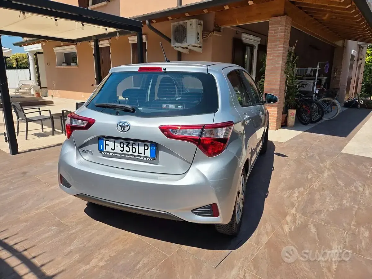Usata Toyota Yaris Active 69 CV (50 kW) 2017 Grigio Berlina