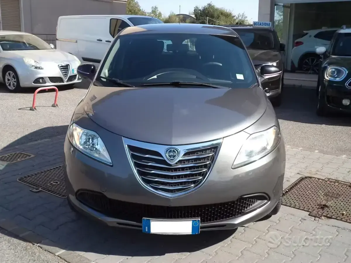 Usata Lancia Ypsilon 69 CV (50 kW) 2013 Grigio Utilitaria