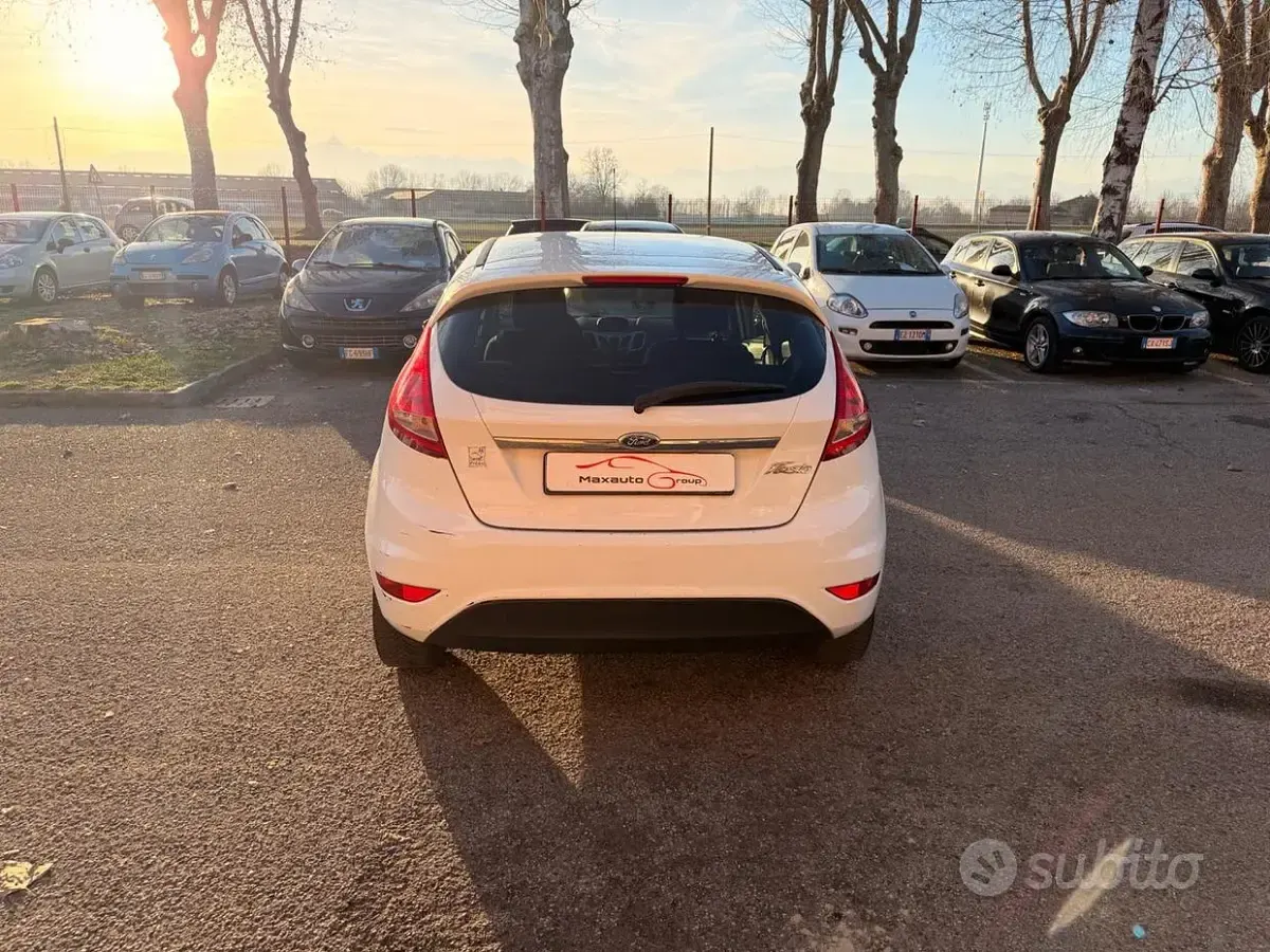Usata Ford Fiesta 82 CV (60 kW) 2012 Bianco Berlina