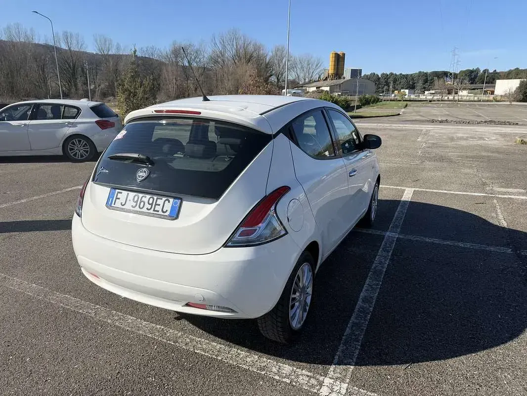 Usata Lancia Ypsilon Platinum 69 CV (50 kW) 2017 Bianco Utilitaria
