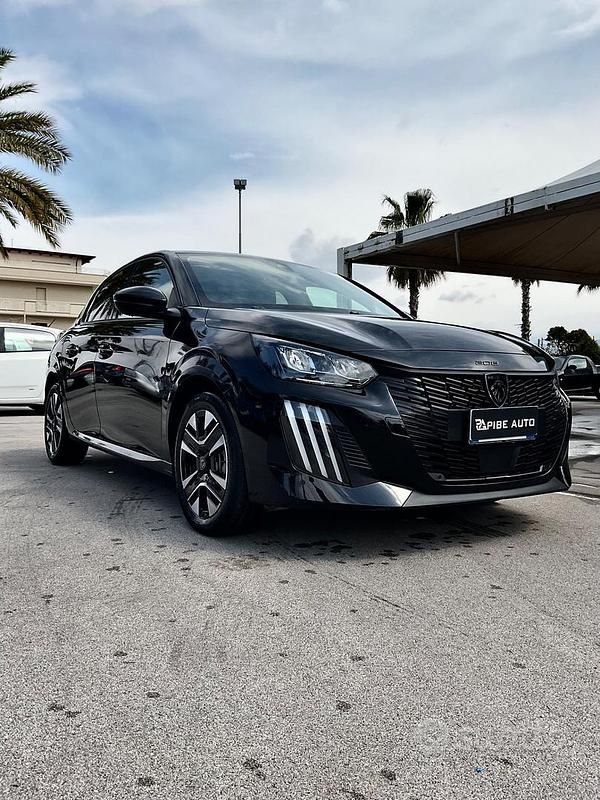Usata Peugeot 208 Allure 100 CV (73 kW) 2025 Nero Utilitaria