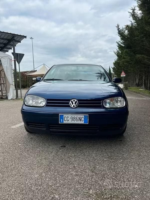 Usata VW Golf IV 101 CV (74 kW) 2003 Blu Berlina