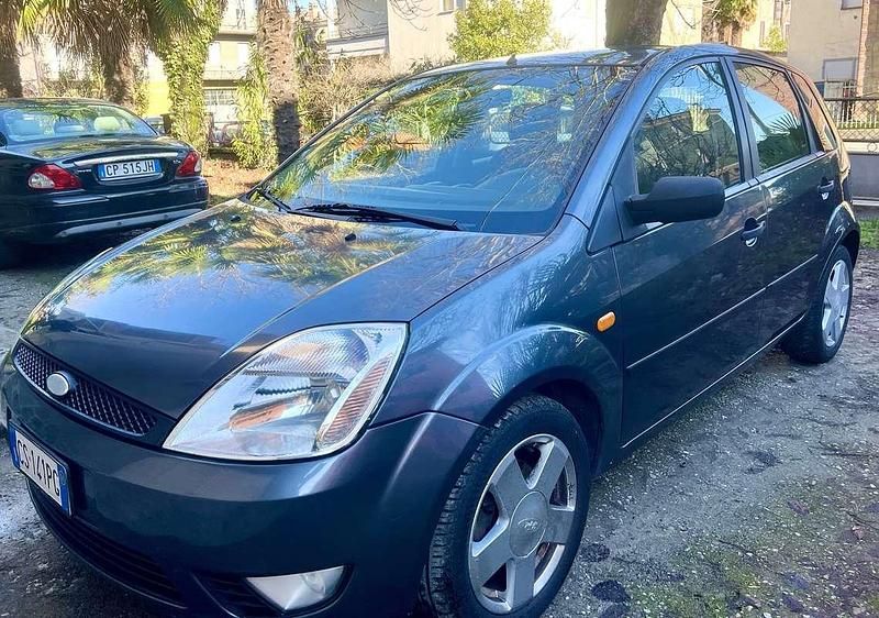 Usata Ford Fiesta Ambiente 75 CV (55 kW) 2004 Marrone Utilitaria