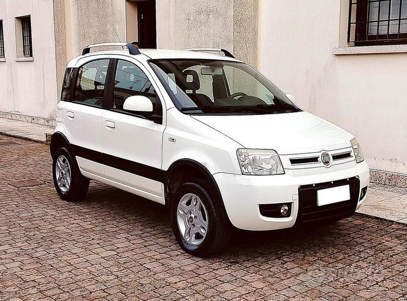 Usata Fiat Panda 4x4 Climbing 75 CV (55 kW) 2011 Bianco Utilitaria