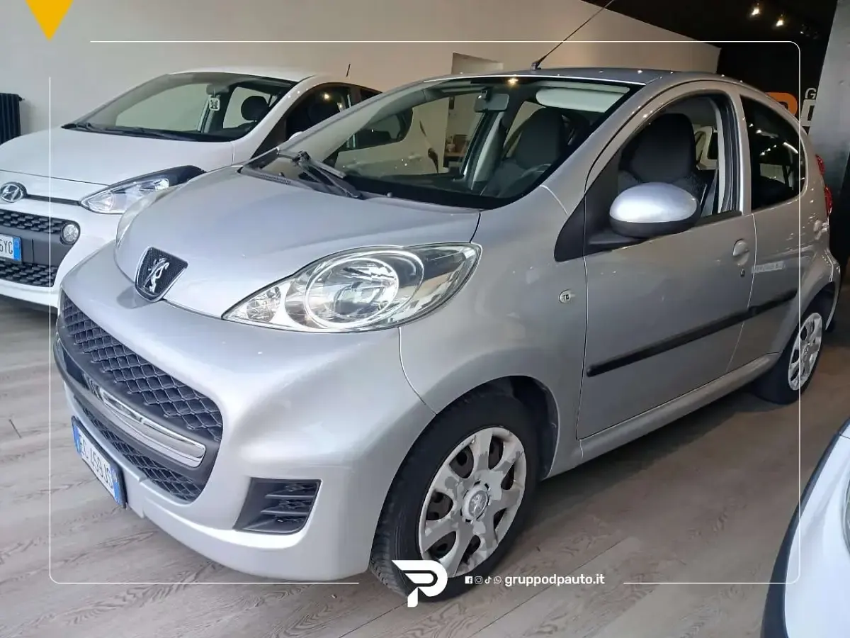 Usata Peugeot 107 Active 68 CV (50 kW) 2010 Argento Utilitaria