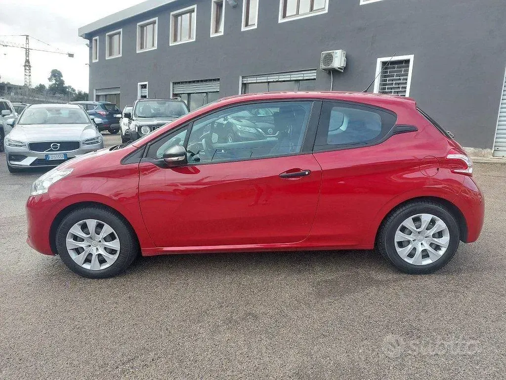 Usata Peugeot 208 68 CV (50 kW) 2014 Bordeaux Utilitaria