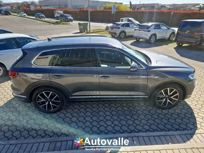 Usata VW Touareg Elegance 231 CV (169 kW) 2021 Grigio SUV