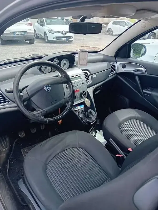 Usata Lancia Ypsilon 75 CV (55 kW) 2011 Argento Utilitaria