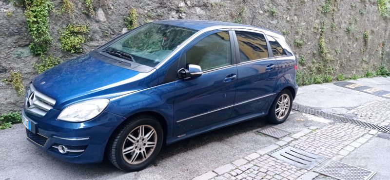 Usata Mercedes B200 109 CV (80 kW) 2009 Blu Monovolume