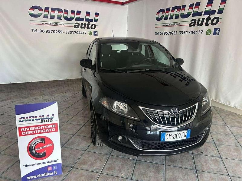 Usata Lancia Ypsilon Gold 69 CV (50 kW) 2023 Nero metallizzato Utilitaria