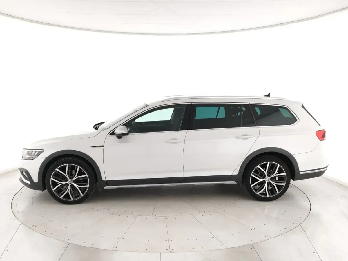 Usata VW Passat Alltrack 200 CV (147 kW) 2022 Bianco Station wagon