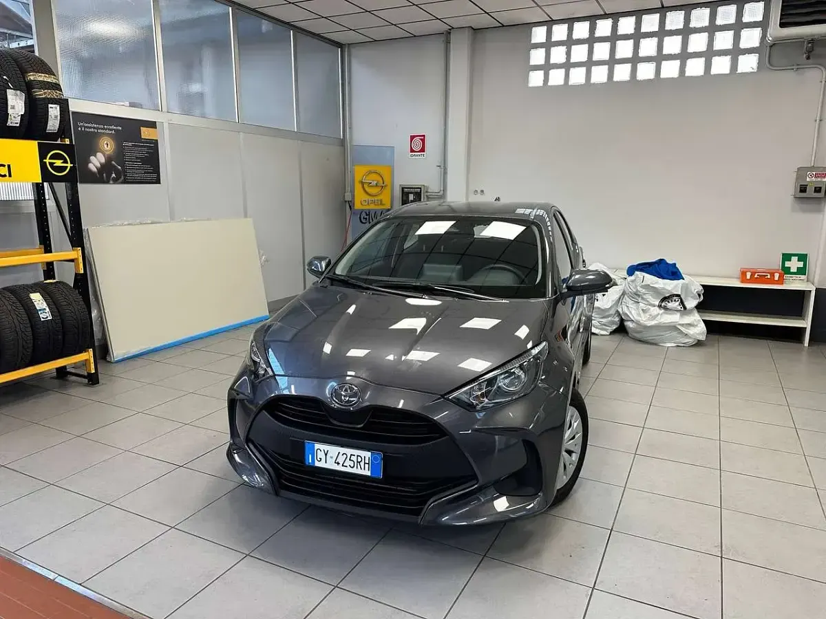 Usata Toyota Yaris Hybrid Active 92 CV (67 kW) 2025 Grigio Berlina