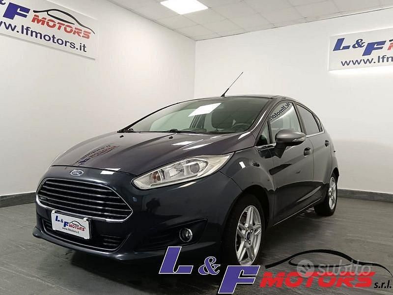 Usata Ford Fiesta Titanium 75 CV (55 kW) 2015 Grigio Berlina