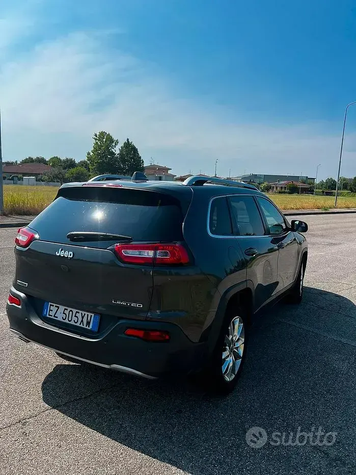 Usata Jeep Cherokee Limited 140 CV (102 kW) 2015 Grigio SUV