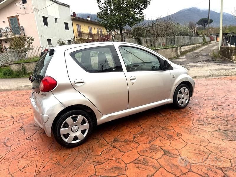 Usata Toyota Aygo 67 CV (49 kW) 2006 Grigio Utilitaria