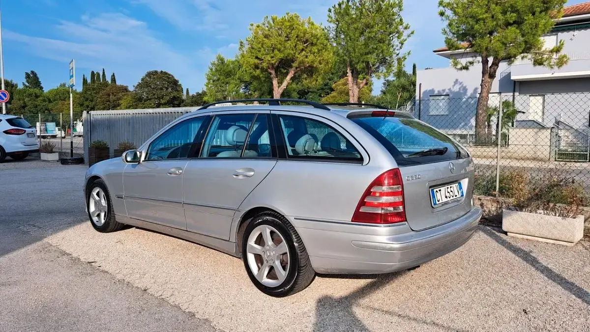 Usata Mercedes C220 150 CV (110 kW) 2005 Argento Station wagon