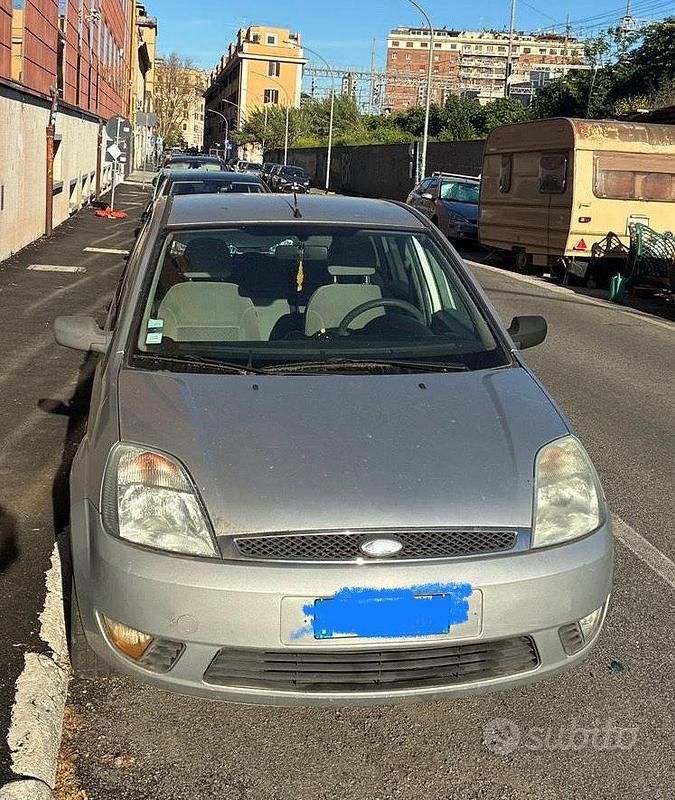 Usata Ford Fiesta 68 CV (50 kW) 2003 Grigio Utilitaria