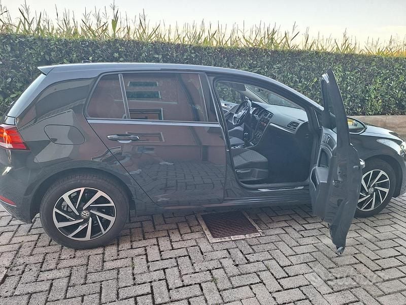 Blu/azzurro Usata 2018 VW Golf VII Highline Tre volumi | 15.000 € (Buon prezzo) - Immagine 1/4