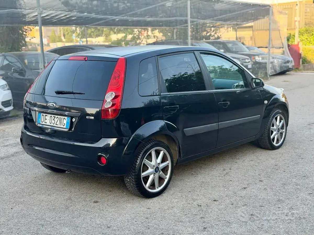 Usata Ford Fiesta 90 CV (66 kW) 2006 Nero Utilitaria