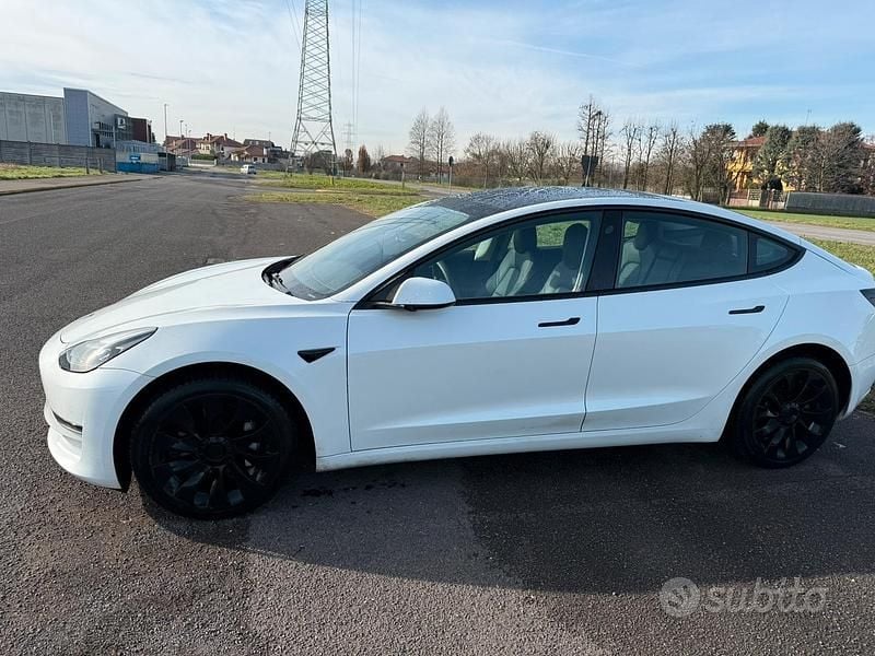 Bianco Usata 2023 Tesla Model 3 Long Range RWD Tre volumi | 30.000 € (Buon prezzo) - Immagine 1/4