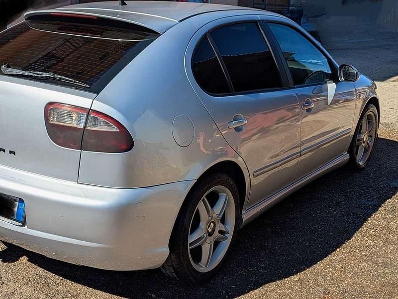 Usata Seat Leon Sport 131 CV (96 kW) 2005 Argento Berlina
