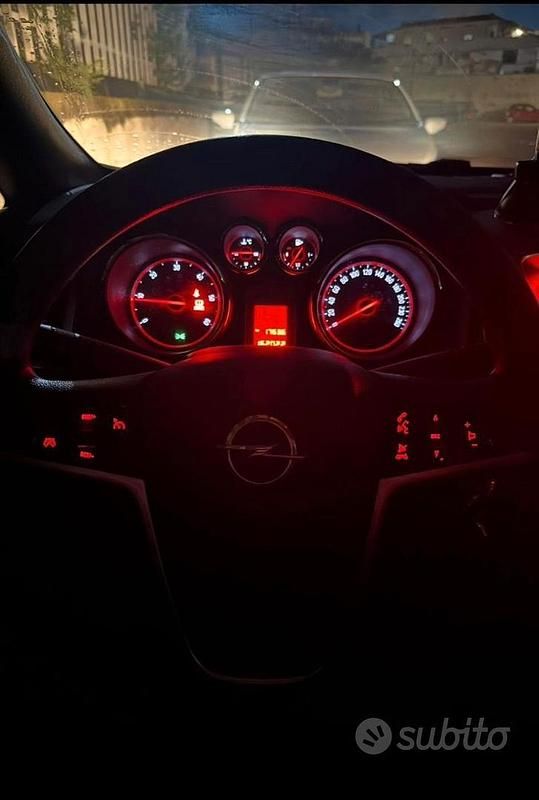 Usata Opel Astra 110 CV (80 kW) 2012 Nero