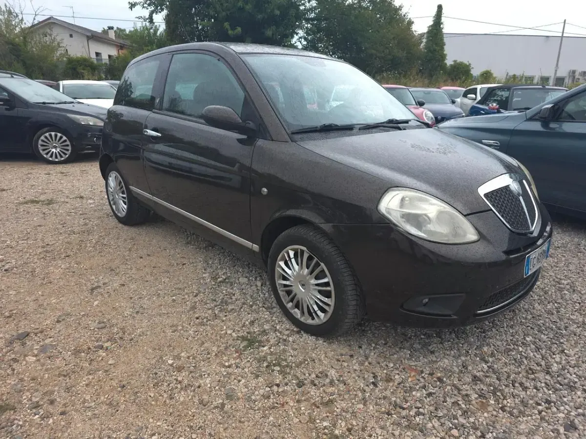 Usata Lancia Ypsilon 75 CV (55 kW) 2007 Grigio Utilitaria