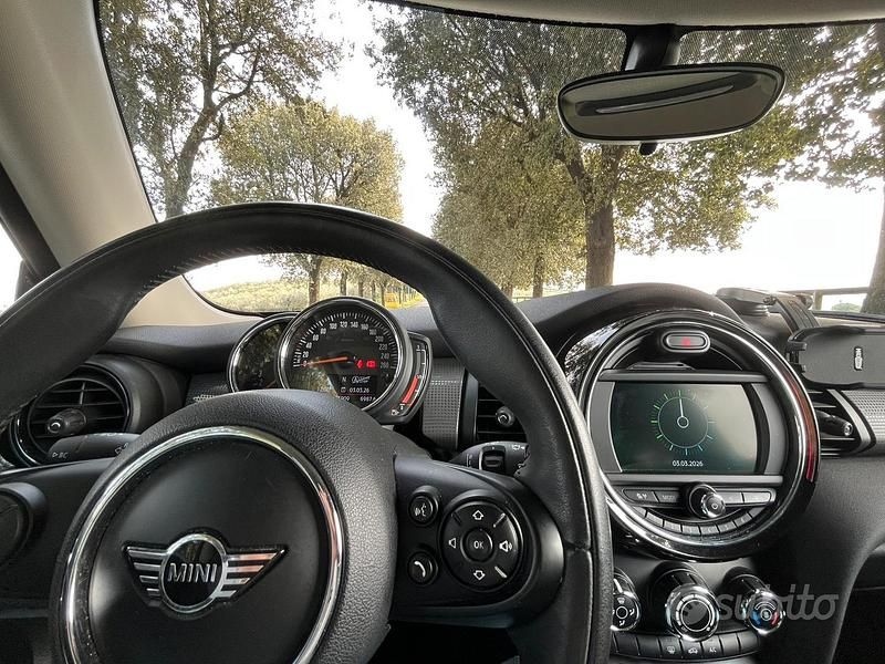 Begagnad Mini Cooper 2018 Vit Halvkombi