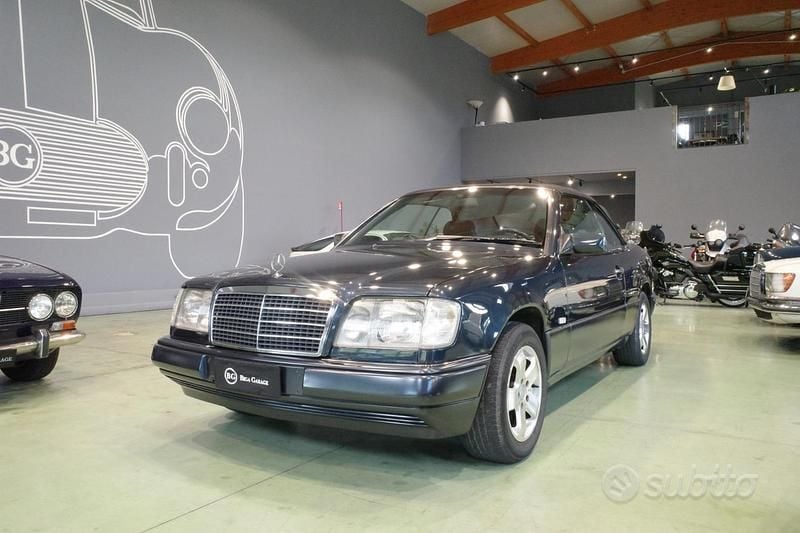 Usata Mercedes E200 136 CV (100 kW) 1996 Blu Cabrio