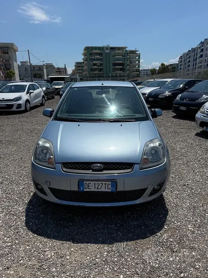 Usata Ford Fiesta 68 CV (50 kW) 2006 Blu Utilitaria