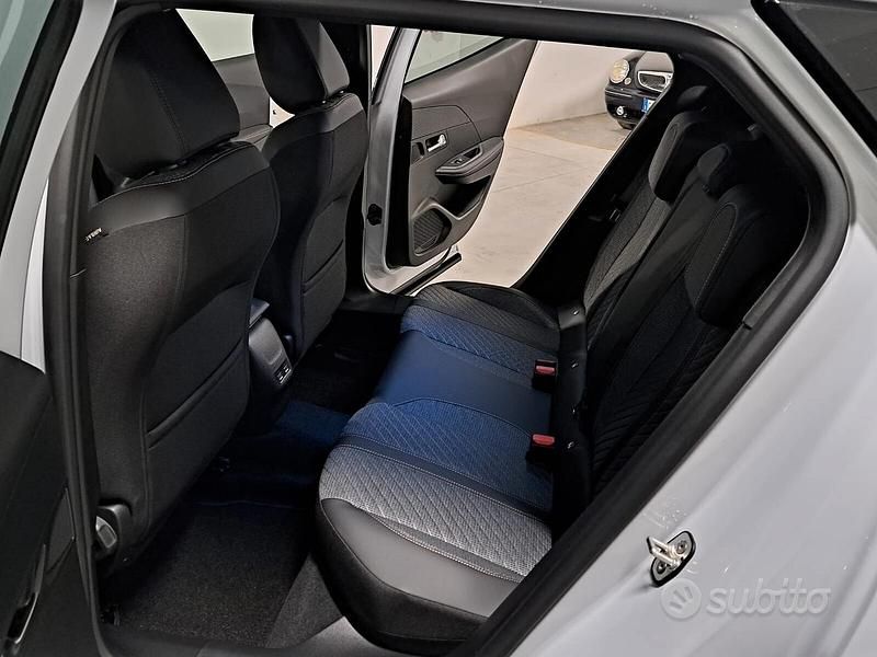 Usata Peugeot 2008 Allure 101 CV (74 kW) 2024 Bianco SUV