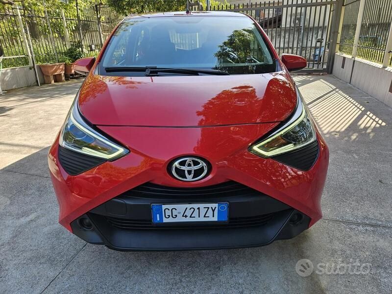Rosso Usata 2021 Toyota Aygo Connect Style Due volumi | 10.800 € (Buon prezzo) - Immagine 1/4