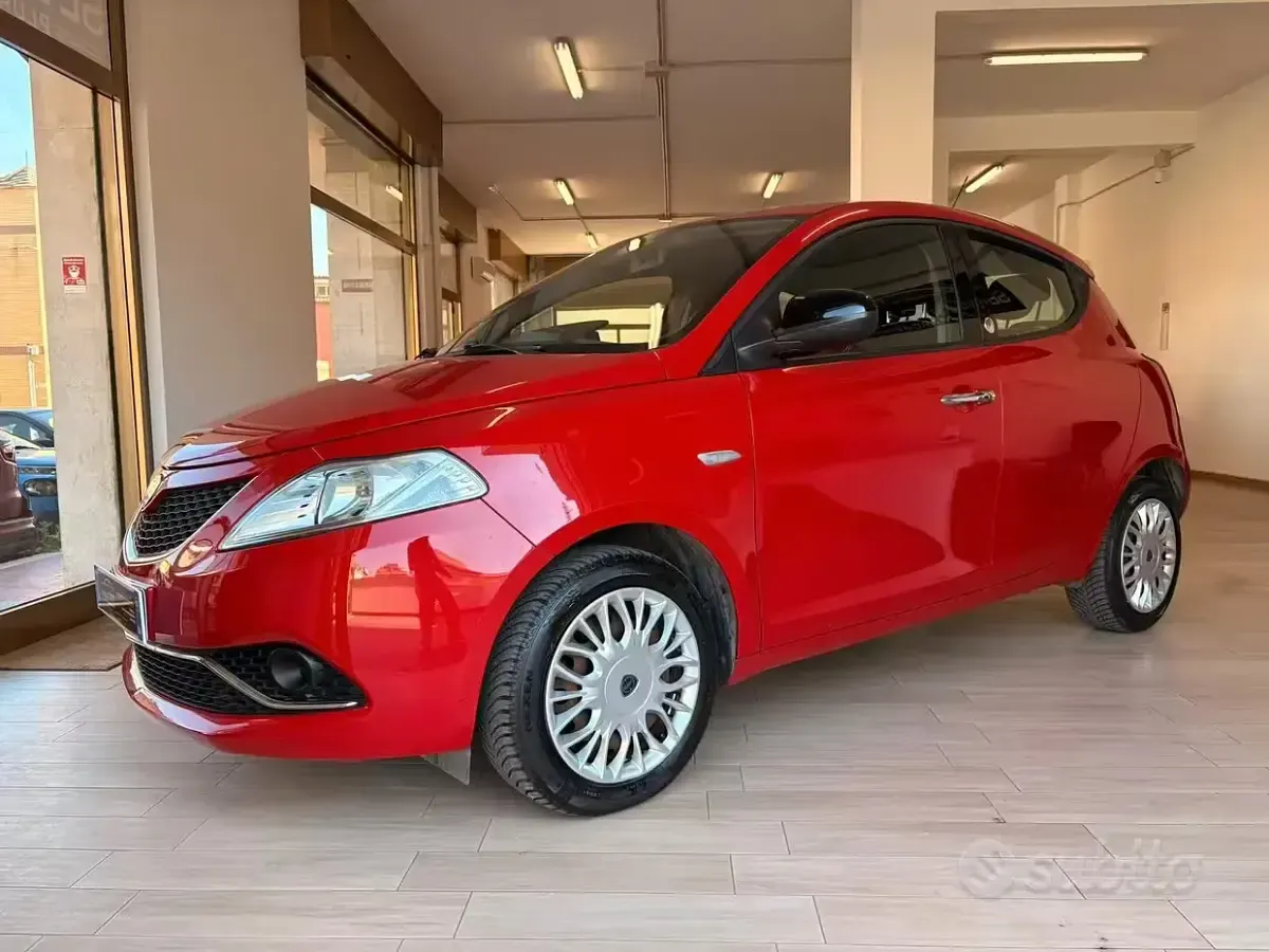 Usata Lancia Ypsilon Gold 69 CV (50 kW) 2017 Rosso Utilitaria